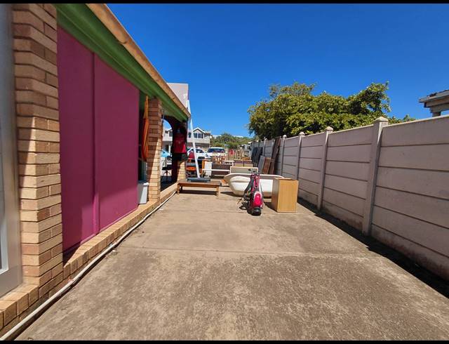 240M² BUILDING FOR SALE IN JEFFREYS BAY CENTRAL